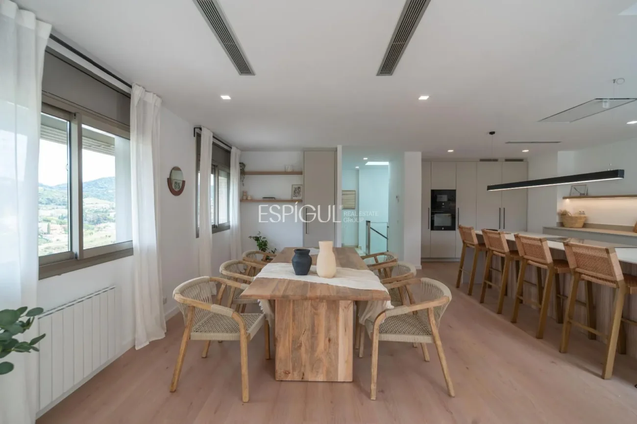 Casa de estilo moderno en Alella con jardín, piscina y vistas a la montaña