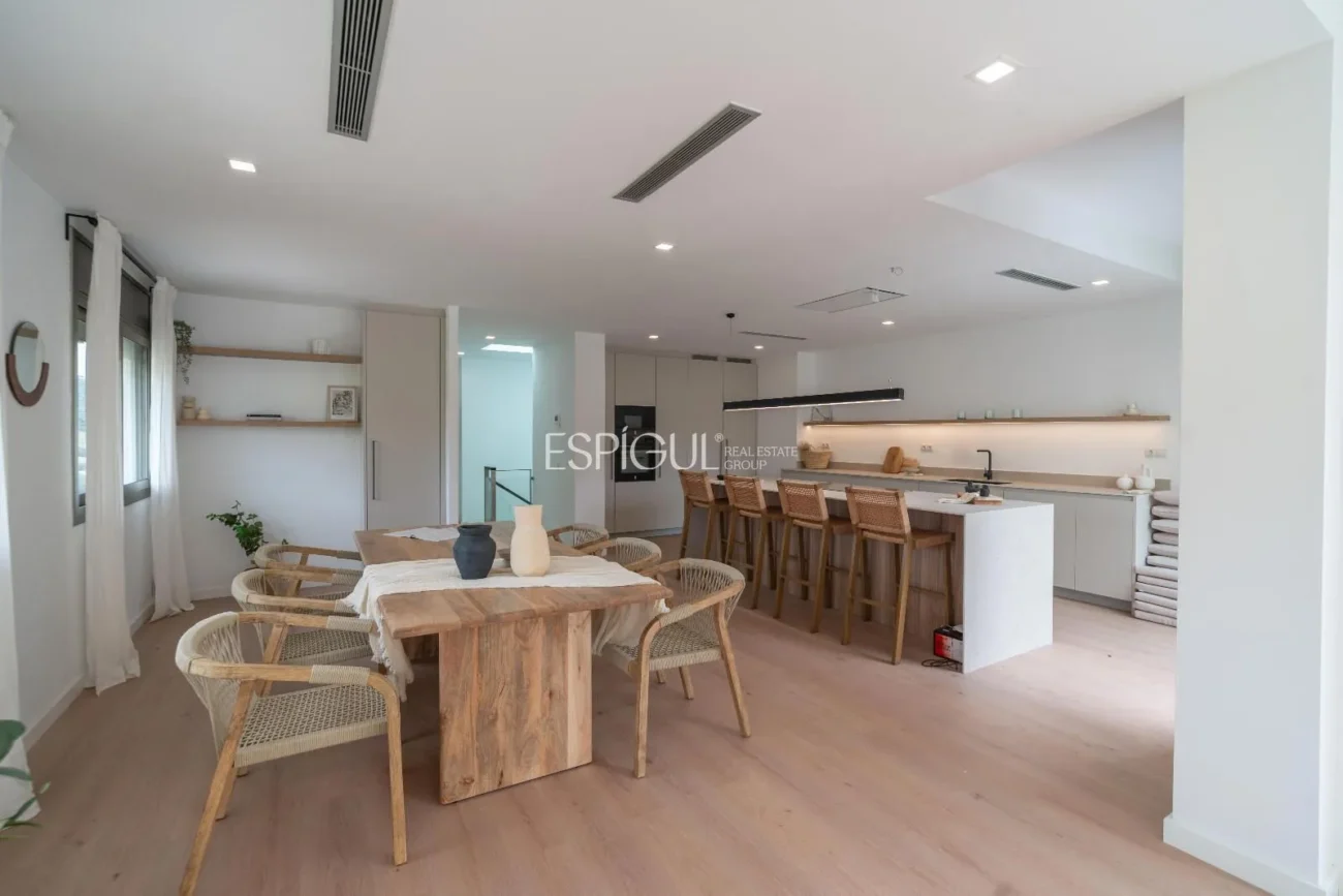 Casa de estilo moderno en Alella con jardín, piscina y vistas a la montaña