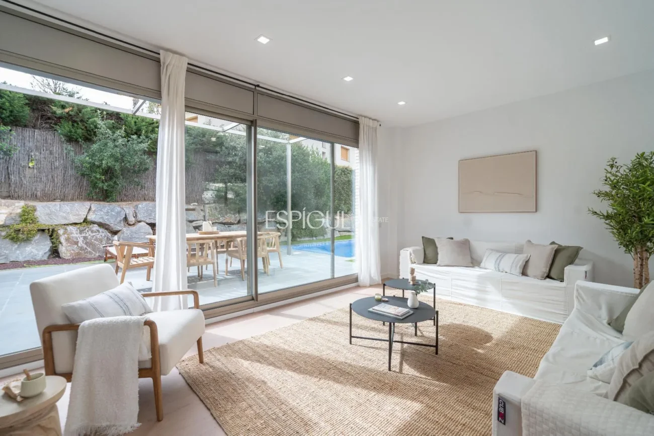 Casa de estilo moderno en Alella con jardín, piscina y vistas a la montaña