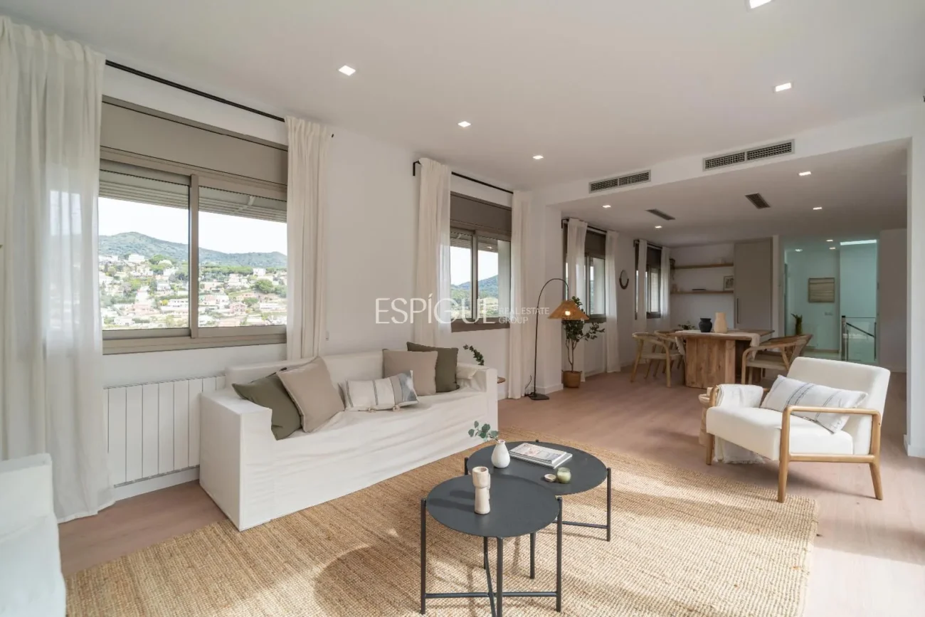 Casa de estilo moderno en Alella con jardín, piscina y vistas a la montaña