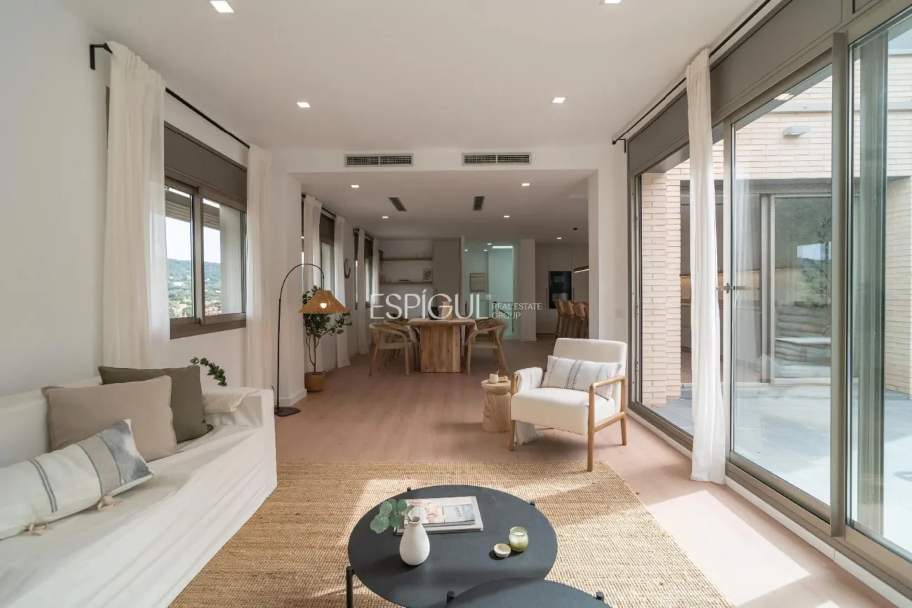 Casa de estilo moderno en Alella con jardín, piscina y vistas a la montaña