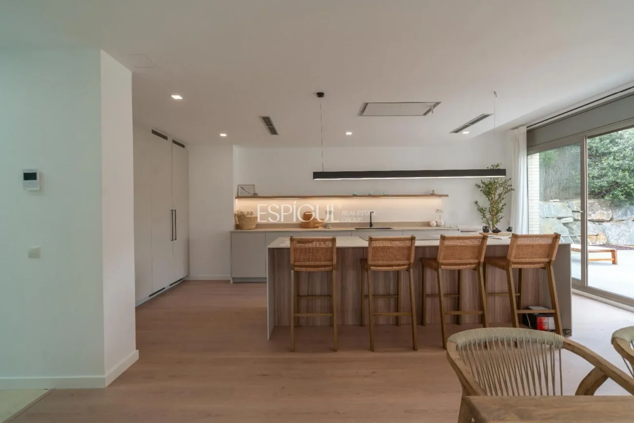 Casa de estilo moderno en Alella con jardín, piscina y vistas a la montaña
