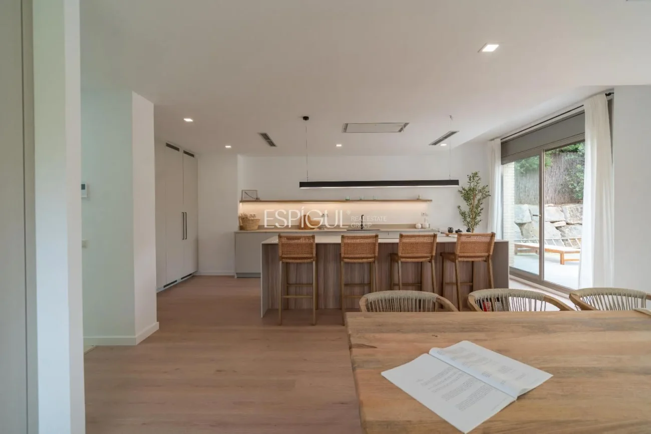 Casa de estilo moderno en Alella con jardín, piscina y vistas a la montaña