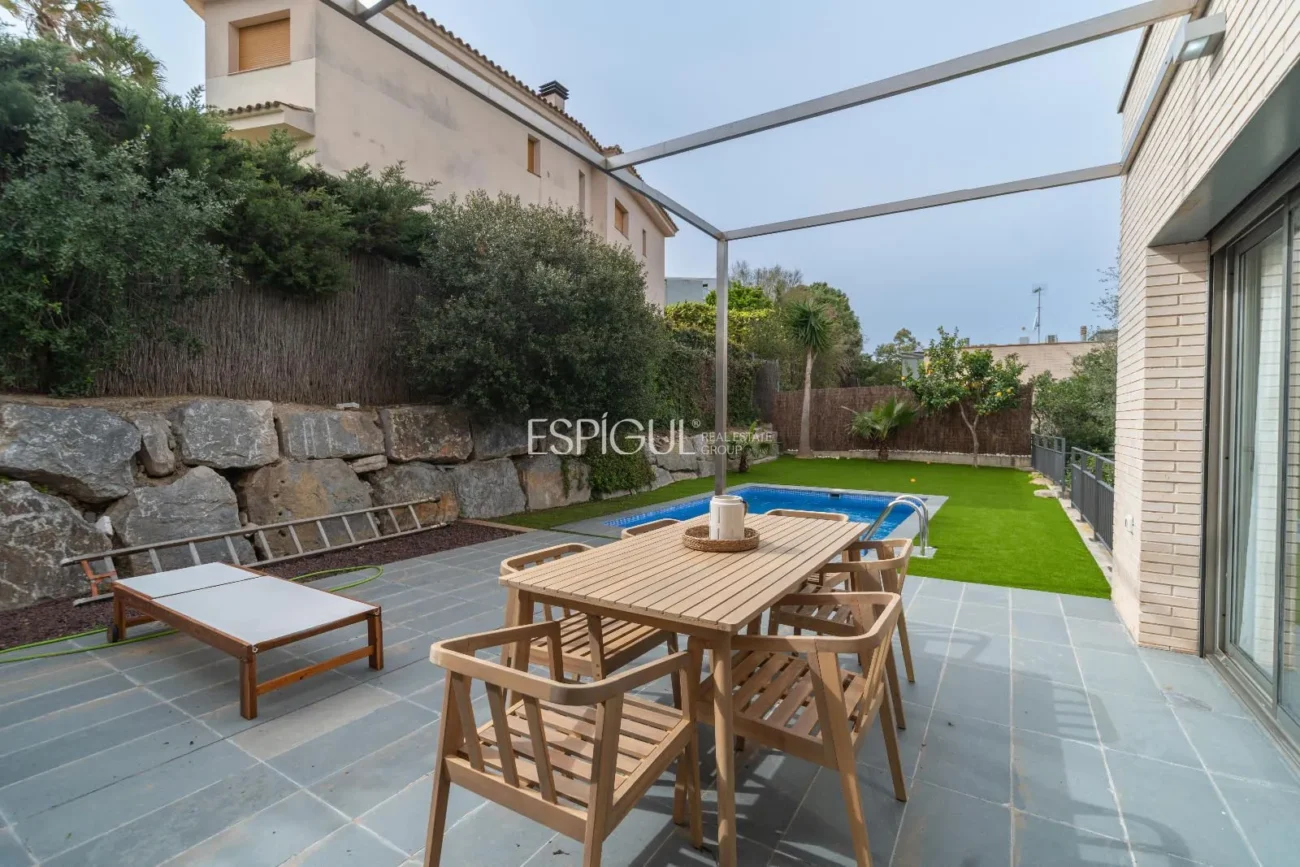 Casa de estilo moderno en Alella con jardín, piscina y vistas a la montaña