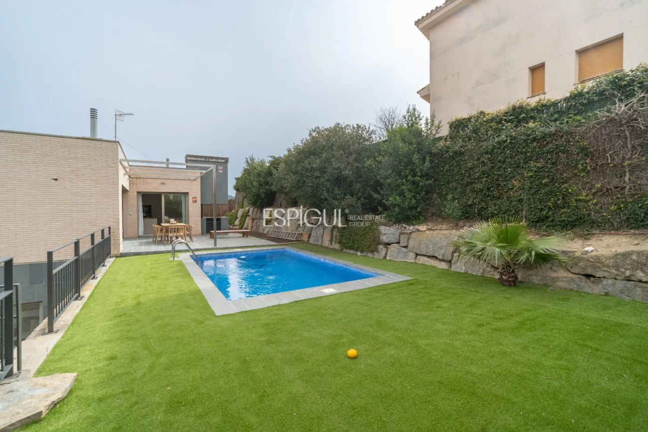 Casa de estilo moderno en Alella con jardín, piscina y vistas a la montaña