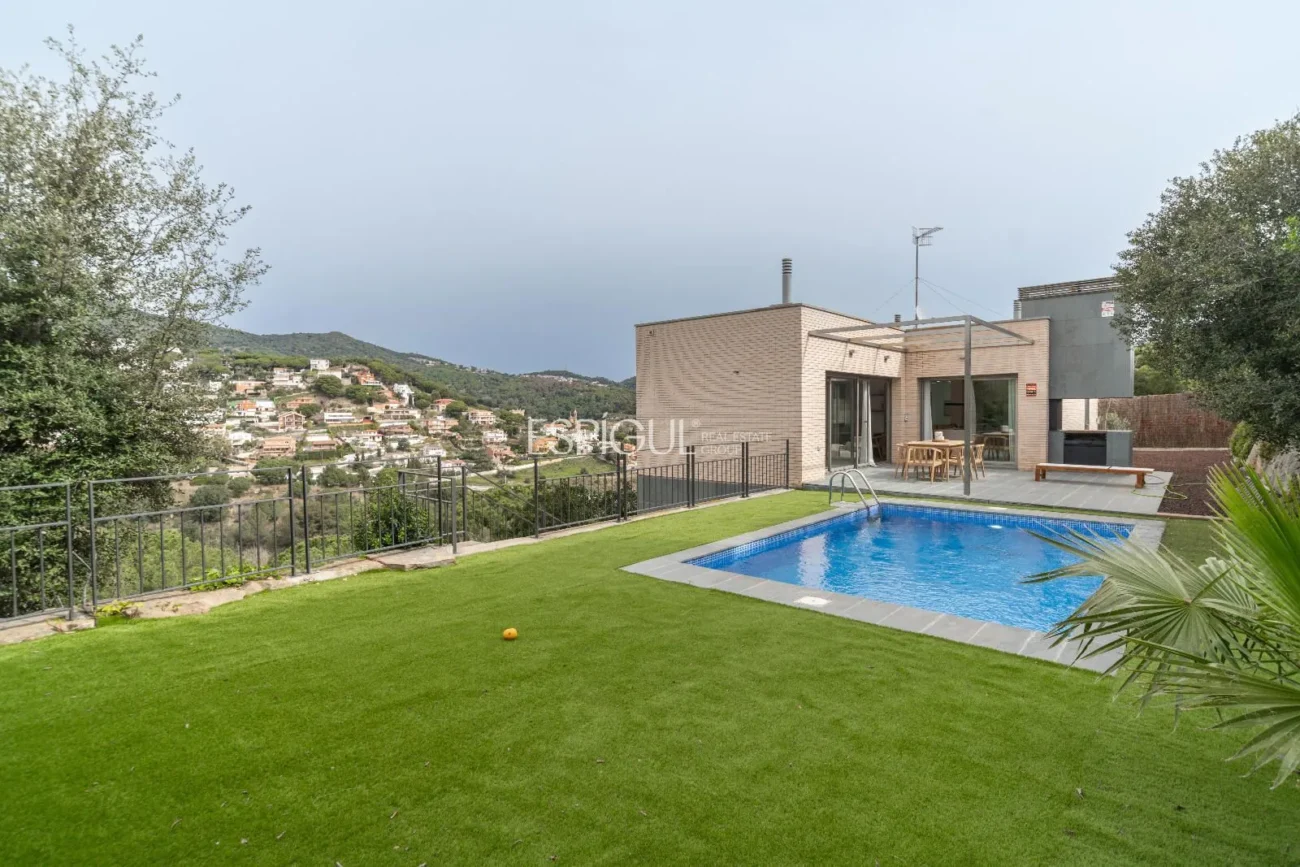 Casa de estilo moderno en Alella con jardín, piscina y vistas a la montaña