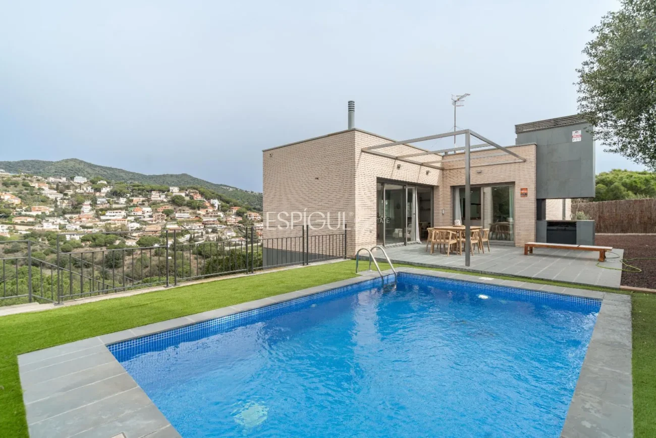 Casa de estilo moderno en Alella con jardín, piscina y vistas a la montaña