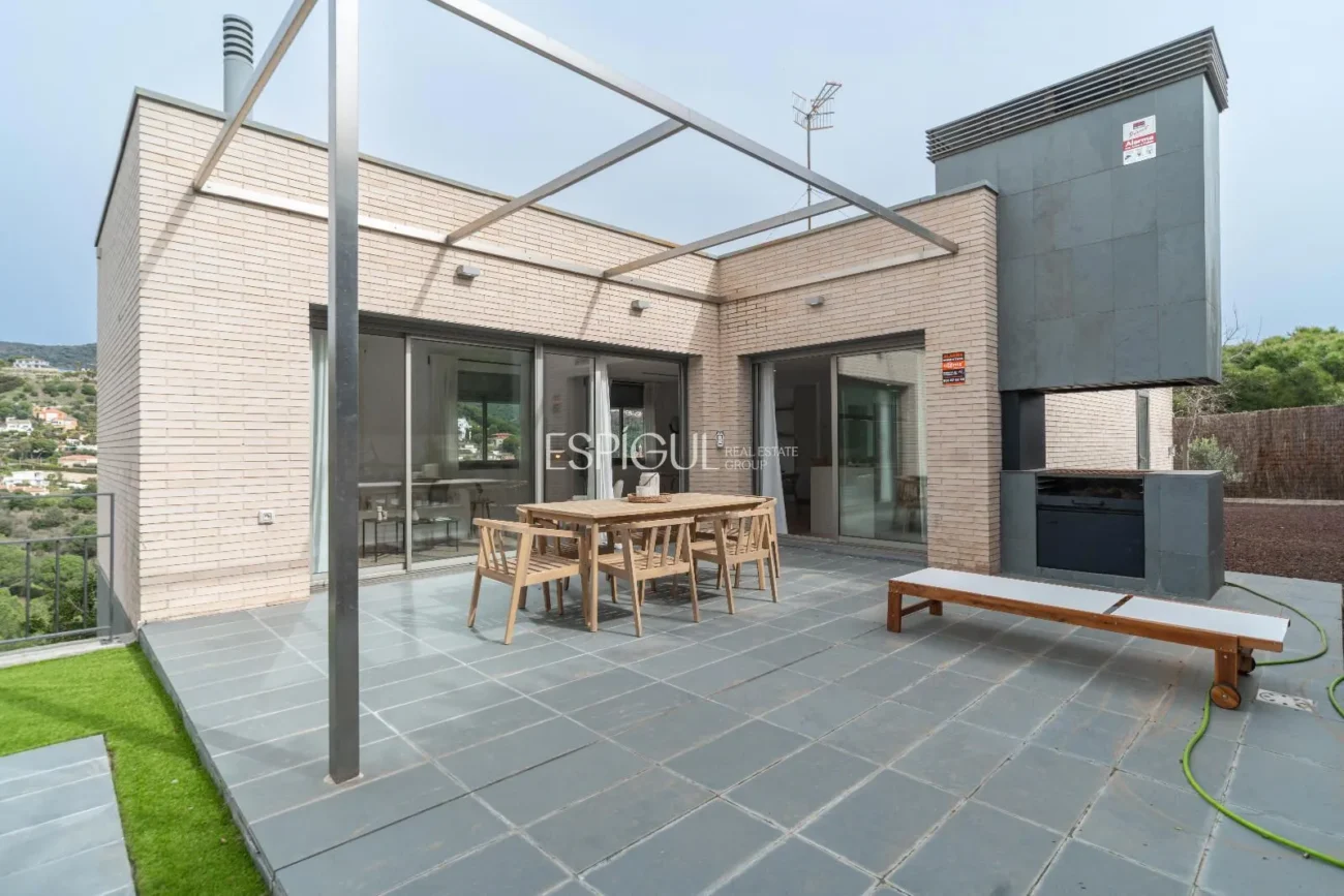 Casa de estilo moderno en Alella con jardín, piscina y vistas a la montaña
