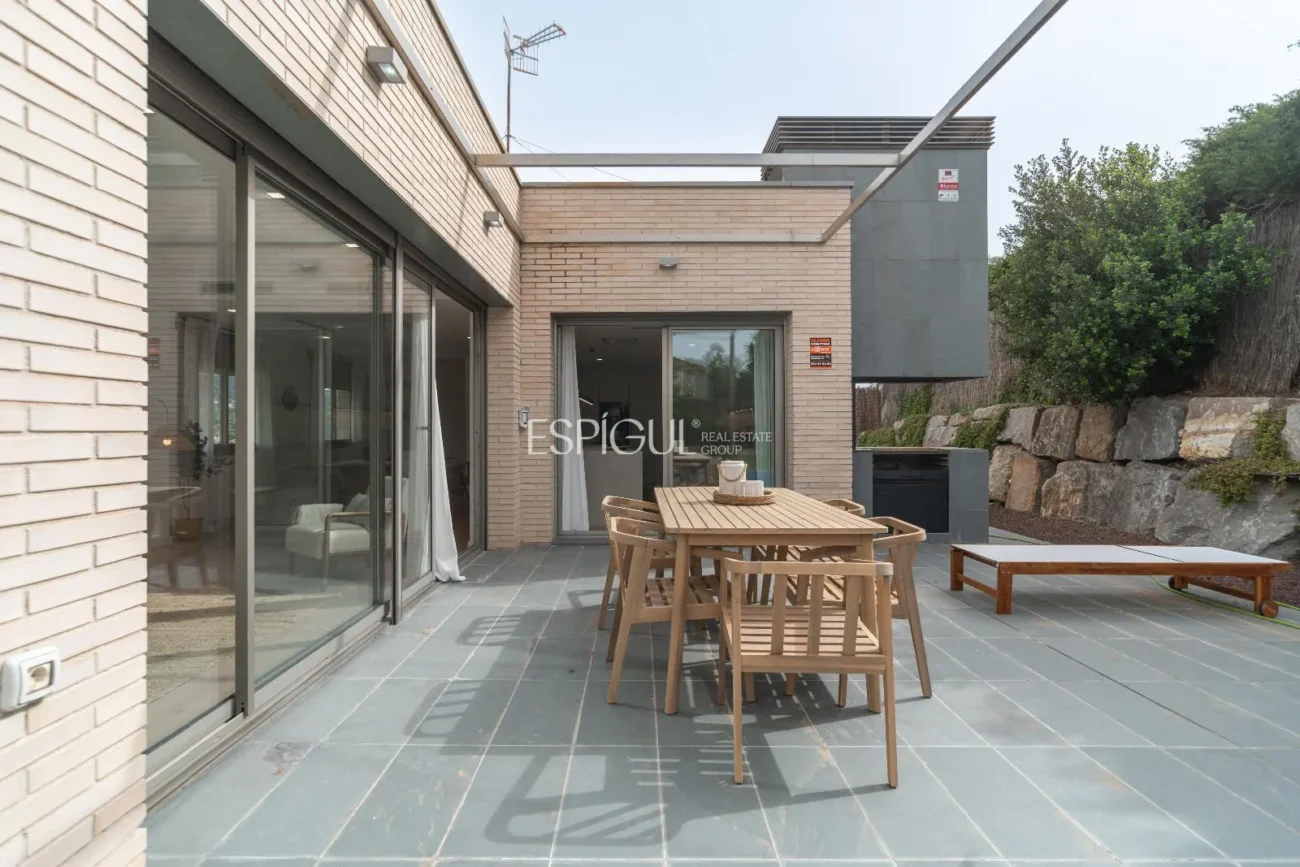 Casa de estilo moderno en Alella con jardín, piscina y vistas a la montaña