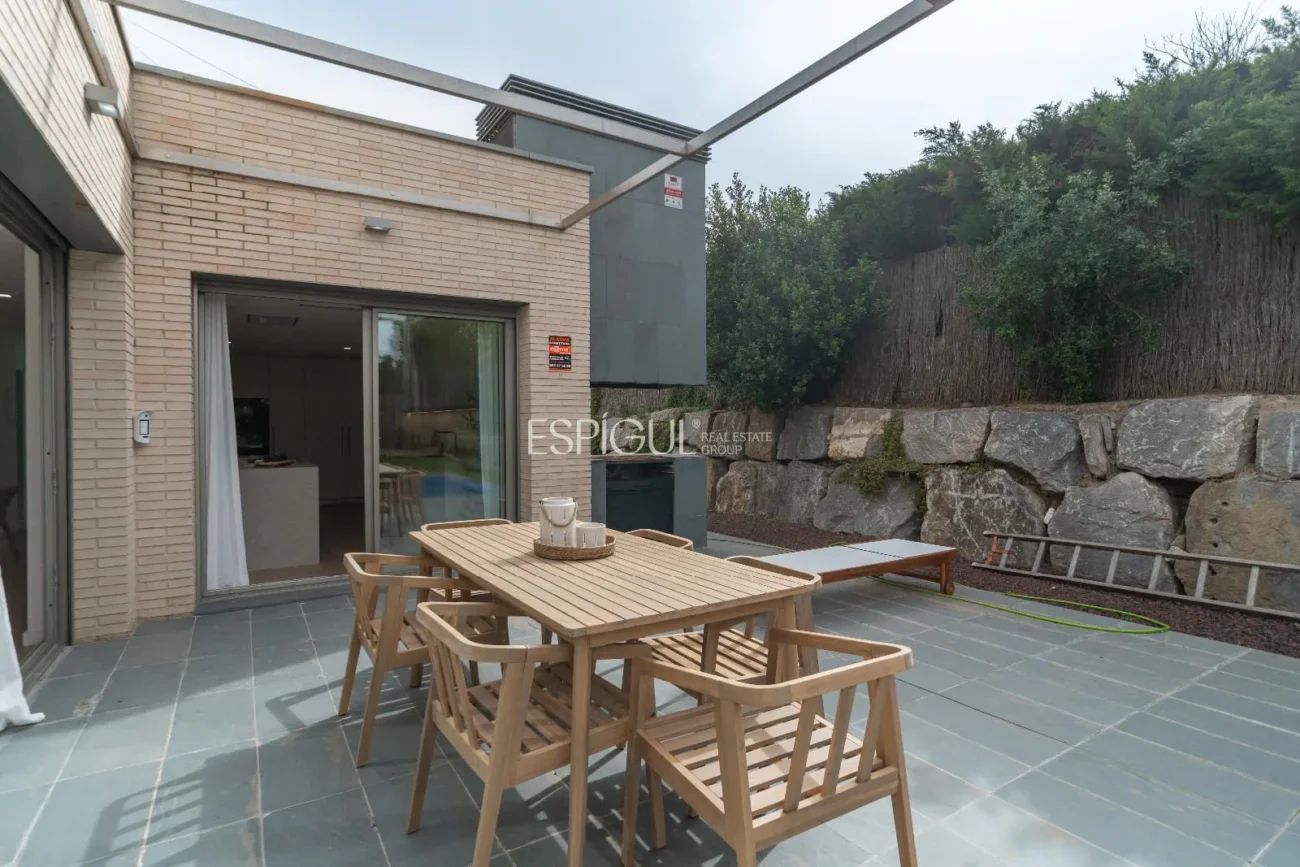 Casa de estilo moderno en Alella con jardín, piscina y vistas a la montaña
