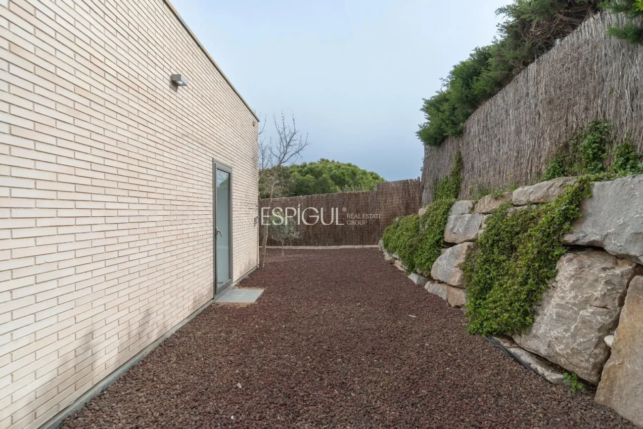 Casa de estilo moderno en Alella con jardín, piscina y vistas a la montaña
