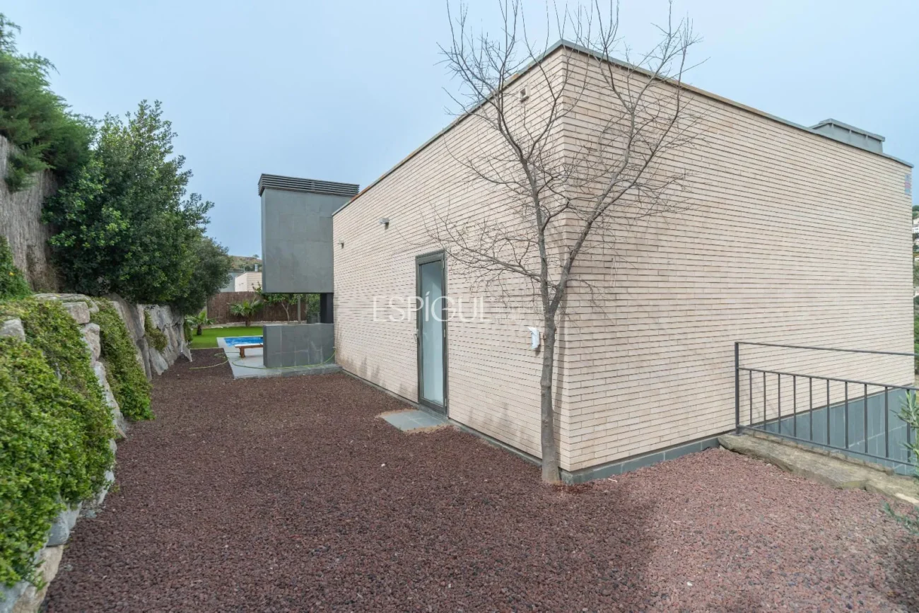 Casa de estilo moderno en Alella con jardín, piscina y vistas a la montaña
