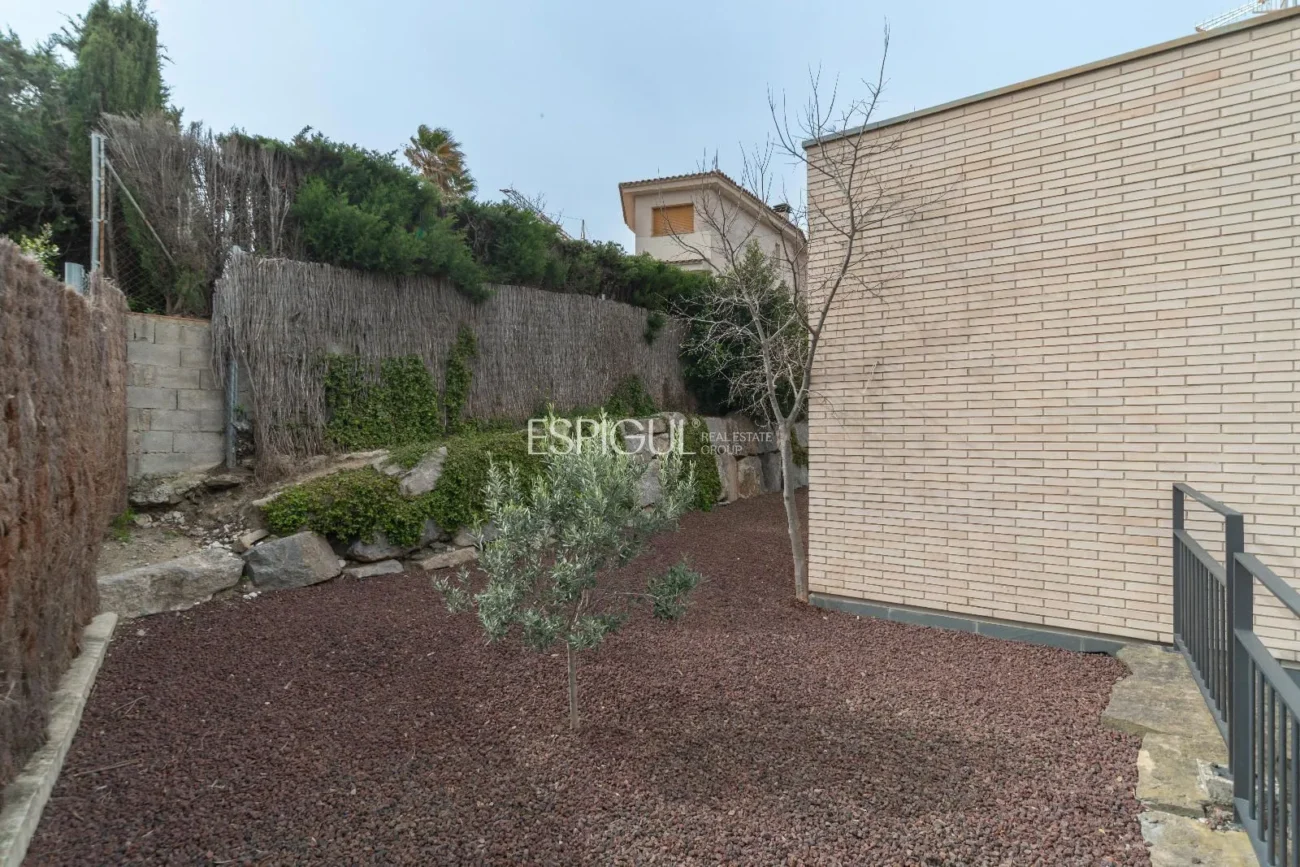 Casa de estilo moderno en Alella con jardín, piscina y vistas a la montaña