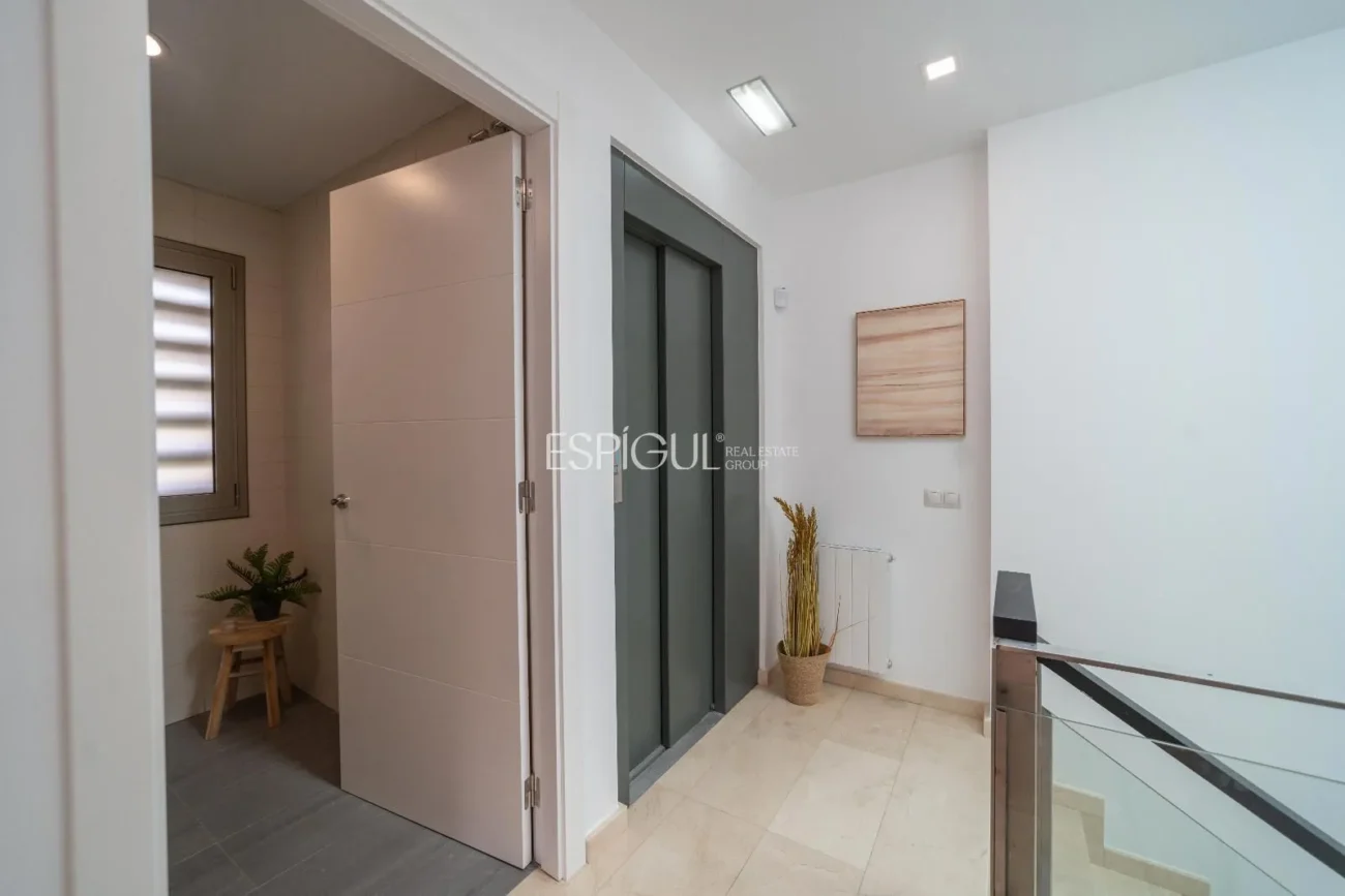 Modern-style House in Alella with Garden, Pool, and Mountain Views