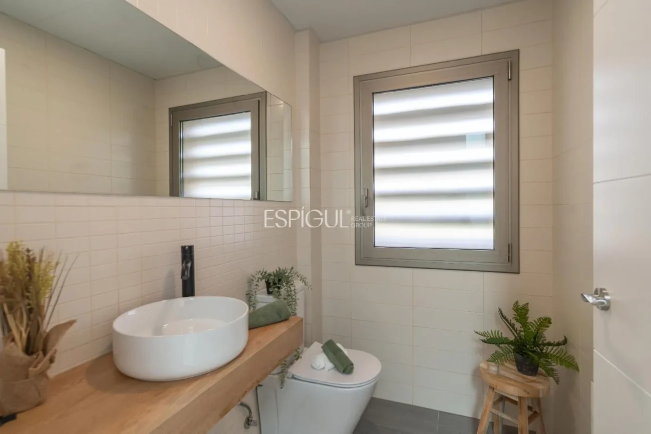 Casa de estilo moderno en Alella con jardín, piscina y vistas a la montaña