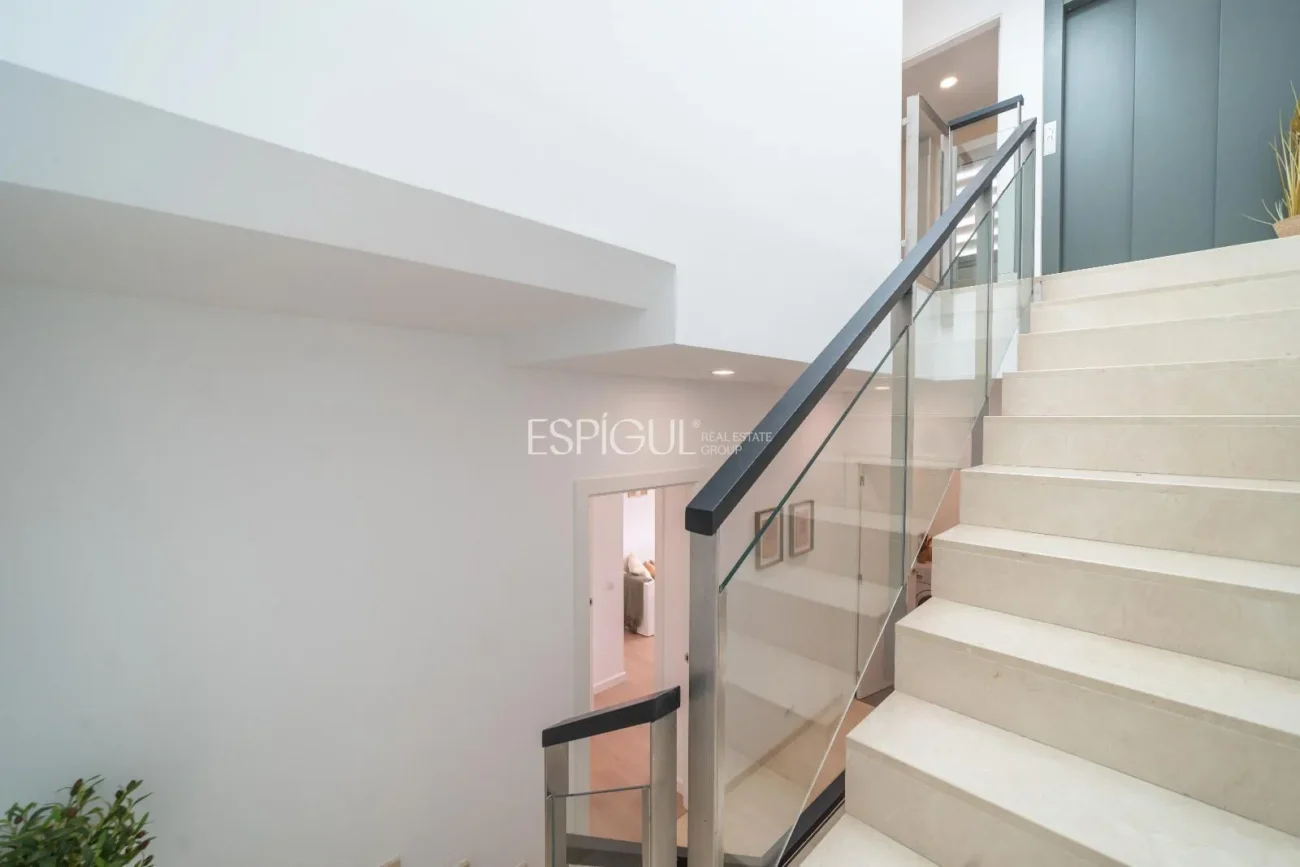 Casa de estilo moderno en Alella con jardín, piscina y vistas a la montaña