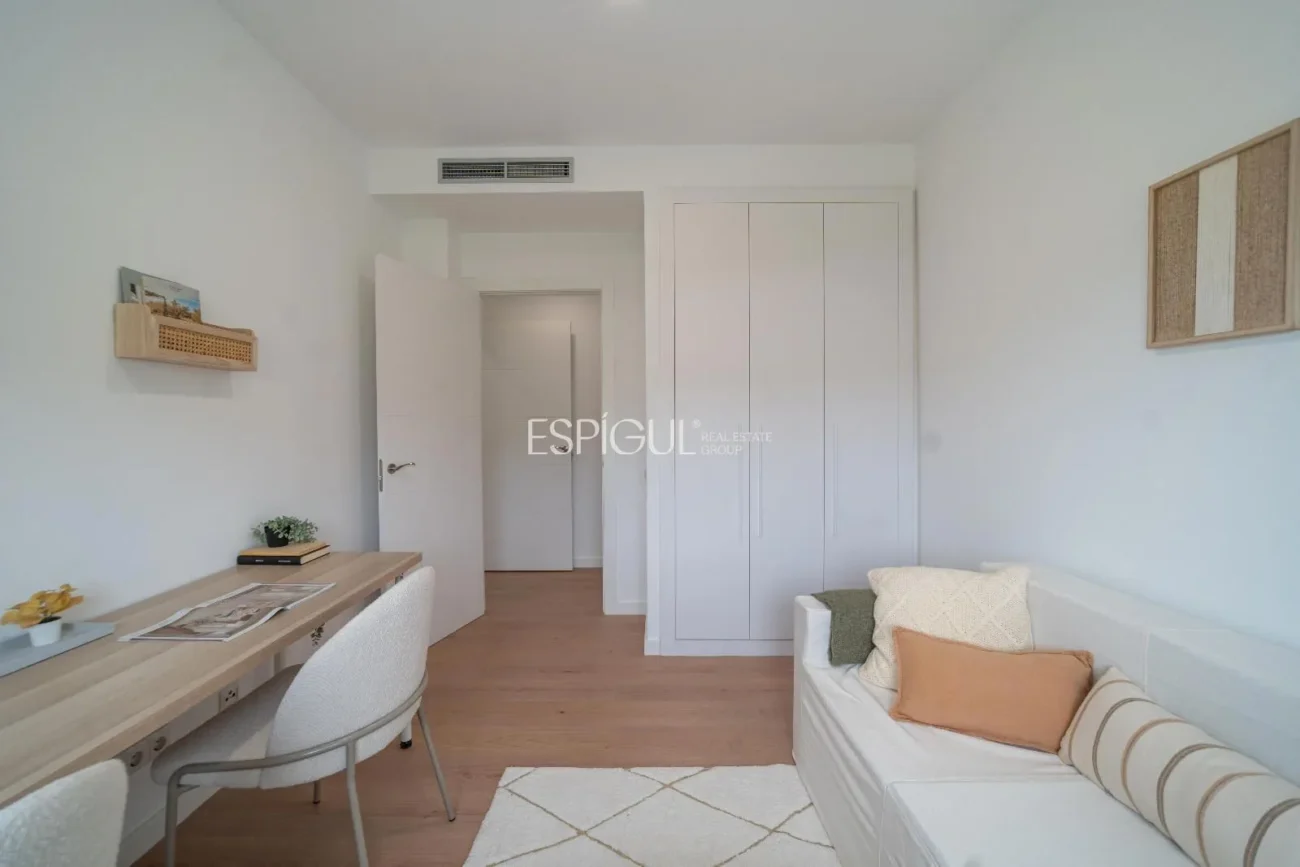 Casa de estilo moderno en Alella con jardín, piscina y vistas a la montaña