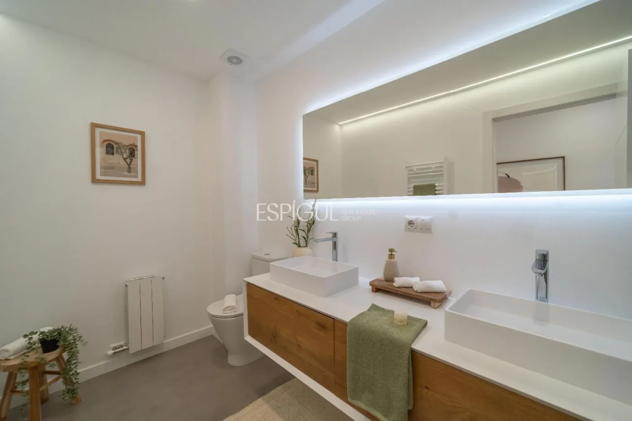 Modern-style House in Alella with Garden, Pool, and Mountain Views