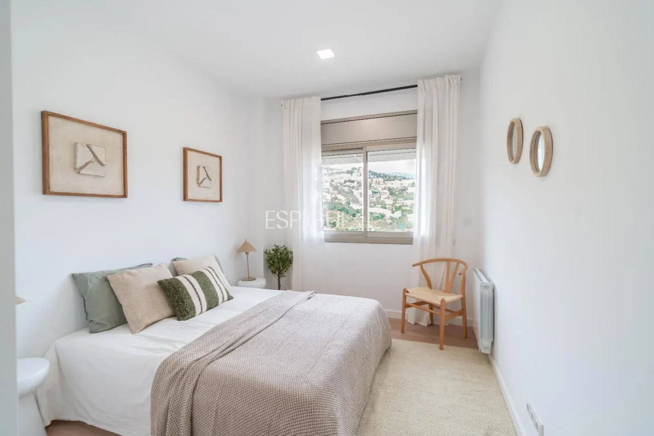 Casa de estilo moderno en Alella con jardín, piscina y vistas a la montaña