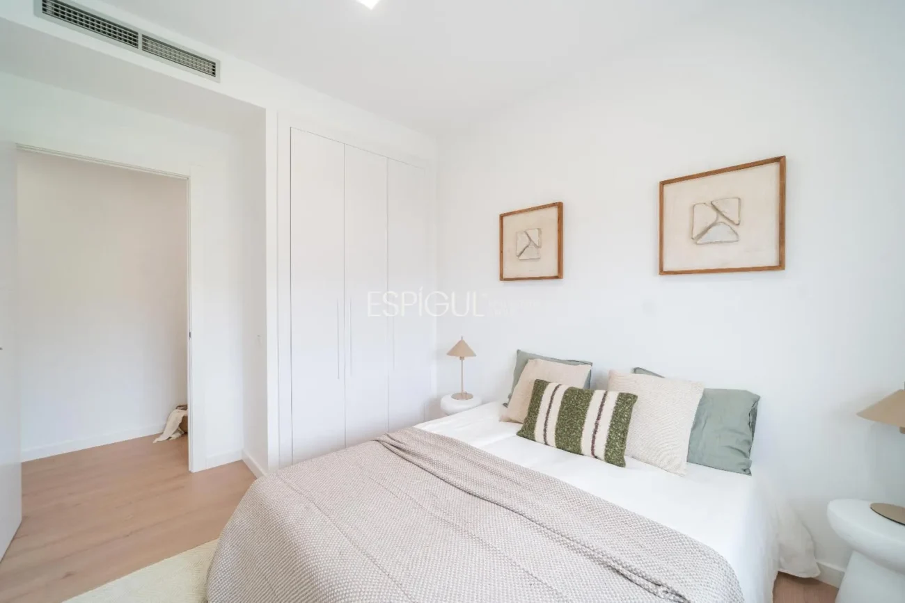 Modern-style House in Alella with Garden, Pool, and Mountain Views