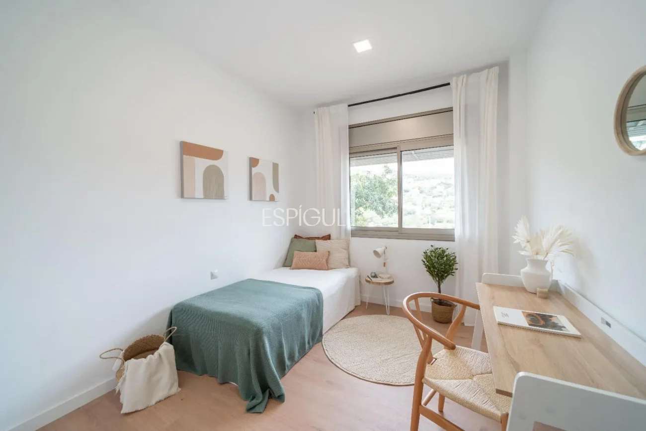 Casa de estilo moderno en Alella con jardín, piscina y vistas a la montaña