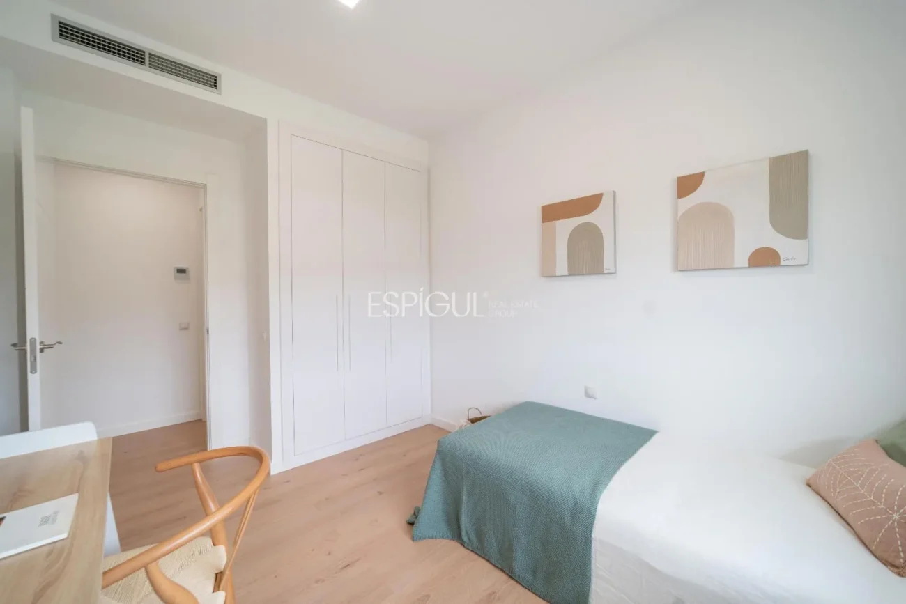 Casa de estilo moderno en Alella con jardín, piscina y vistas a la montaña
