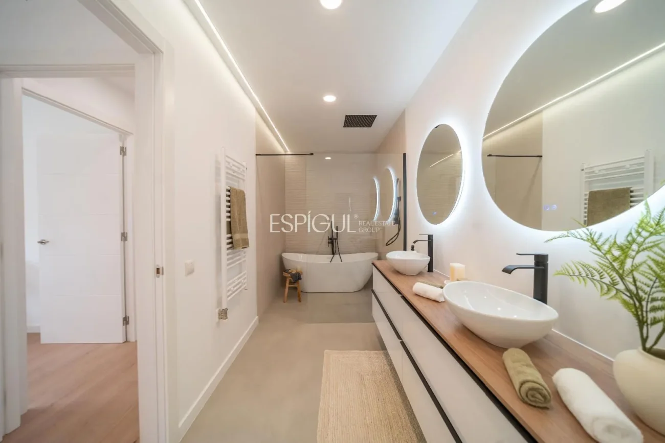 Casa de estilo moderno en Alella con jardín, piscina y vistas a la montaña