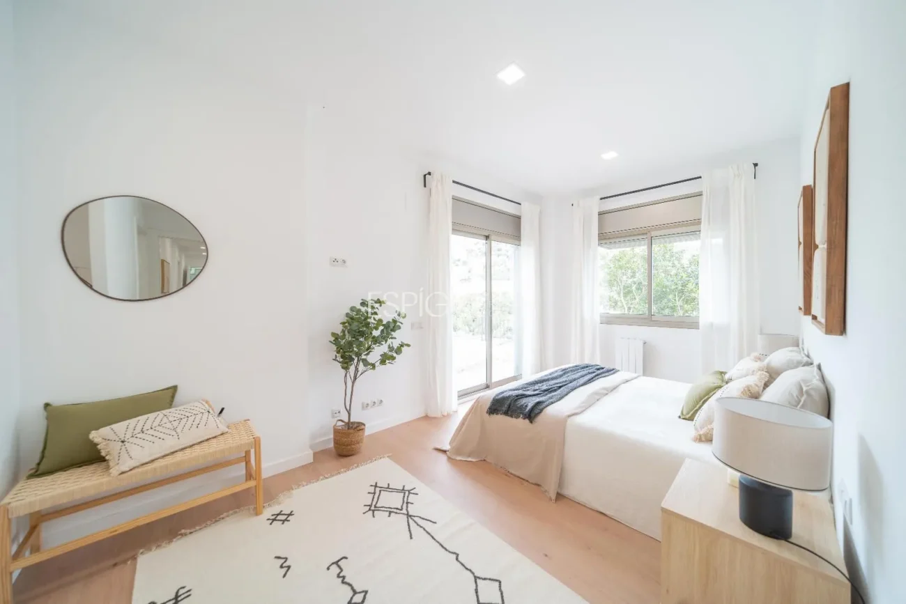 Casa de estilo moderno en Alella con jardín, piscina y vistas a la montaña