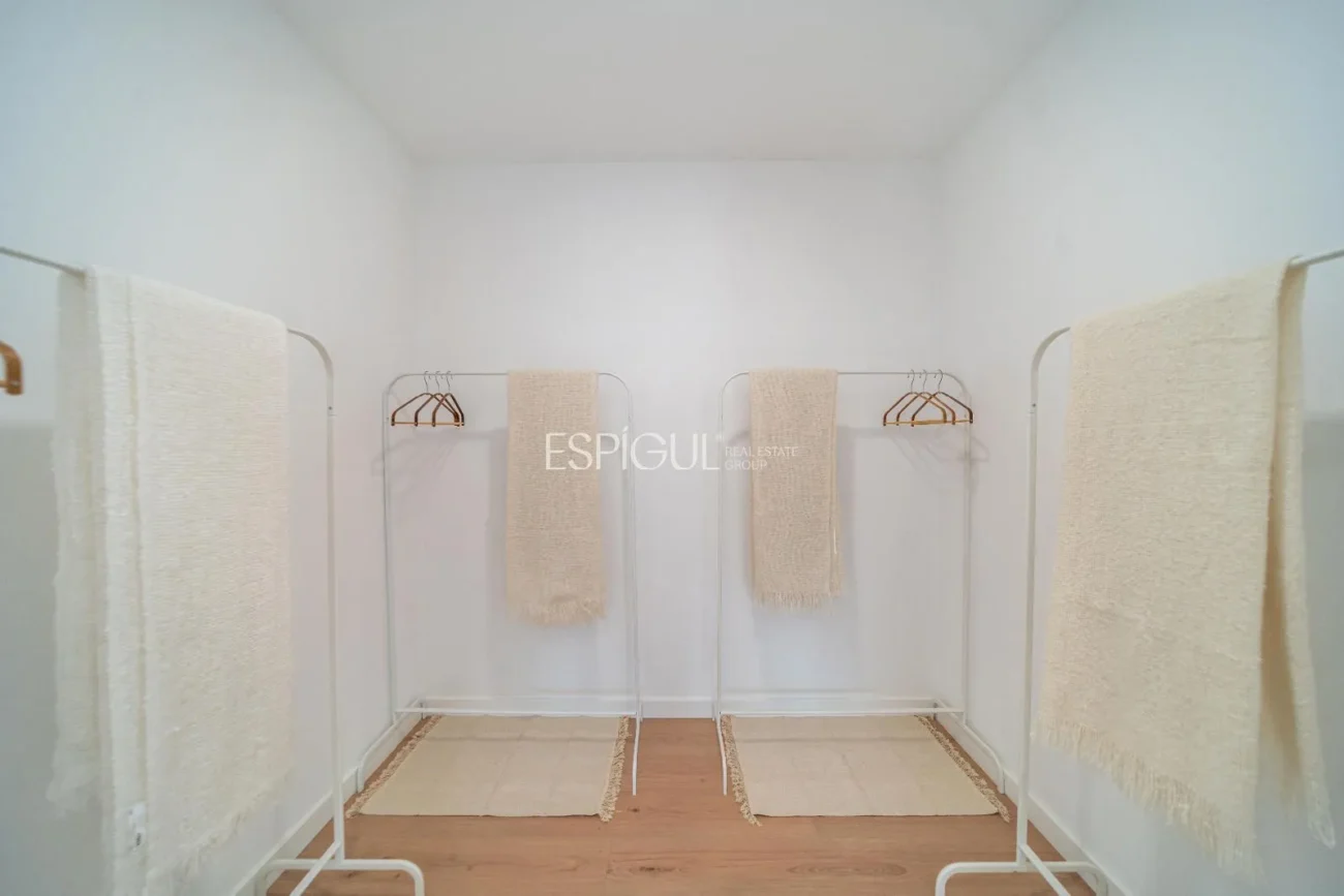 Casa de estilo moderno en Alella con jardín, piscina y vistas a la montaña
