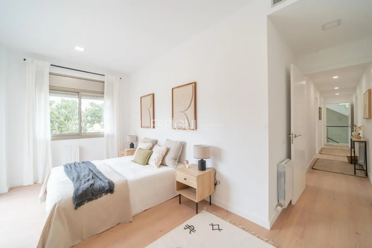 Casa de estilo moderno en Alella con jardín, piscina y vistas a la montaña