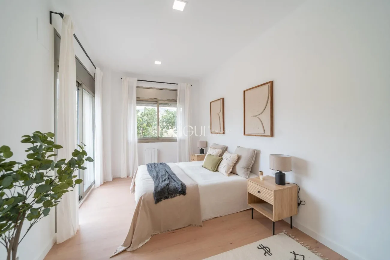 Casa de estilo moderno en Alella con jardín, piscina y vistas a la montaña