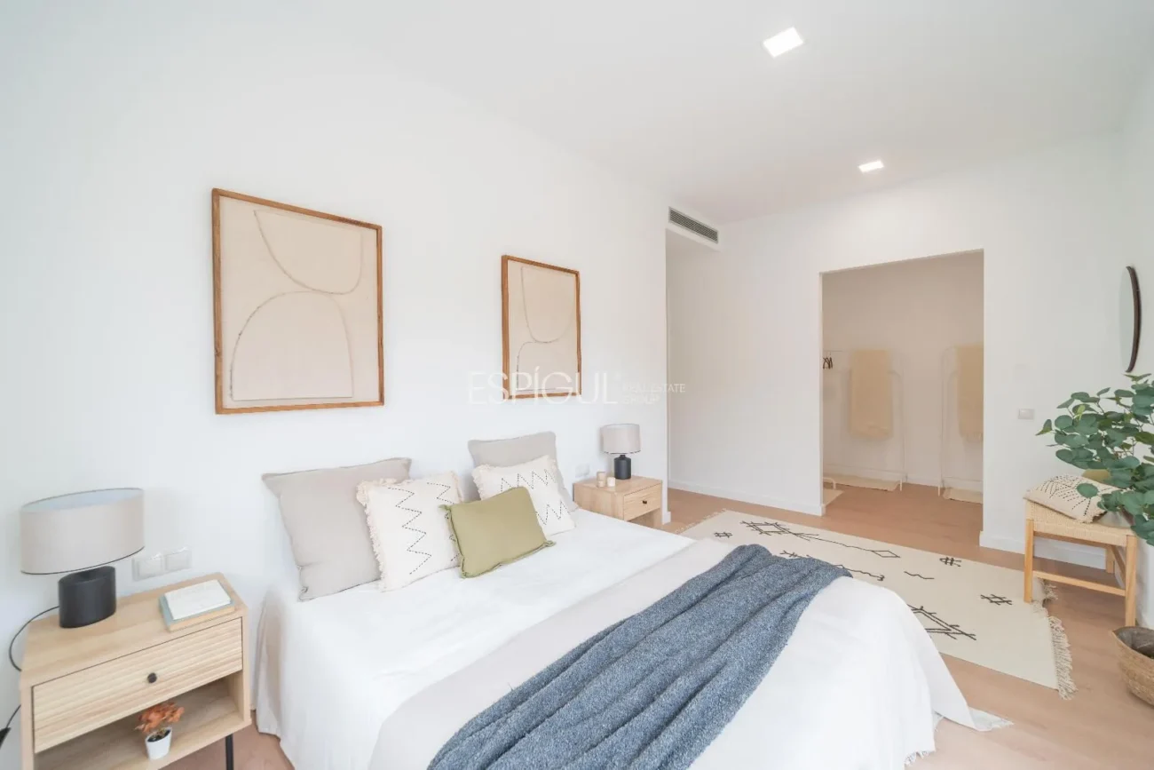 Modern-style House in Alella with Garden, Pool, and Mountain Views