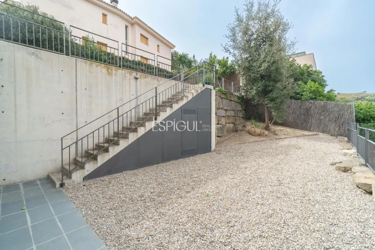 Casa de estilo moderno en Alella con jardín, piscina y vistas a la montaña