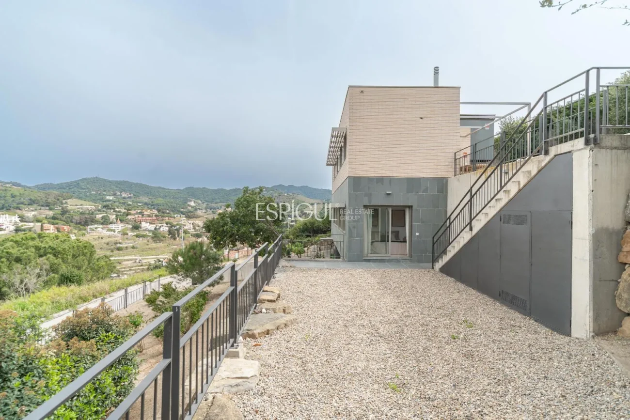 Modern-style House in Alella with Garden, Pool, and Mountain Views