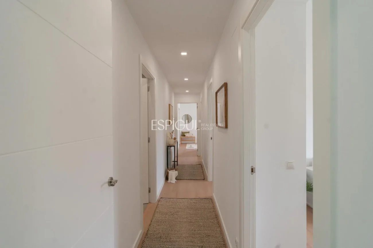 Modern-style House in Alella with Garden, Pool, and Mountain Views