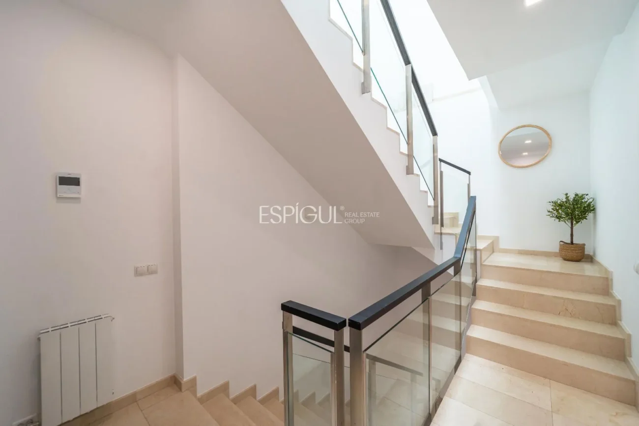 Casa de estilo moderno en Alella con jardín, piscina y vistas a la montaña