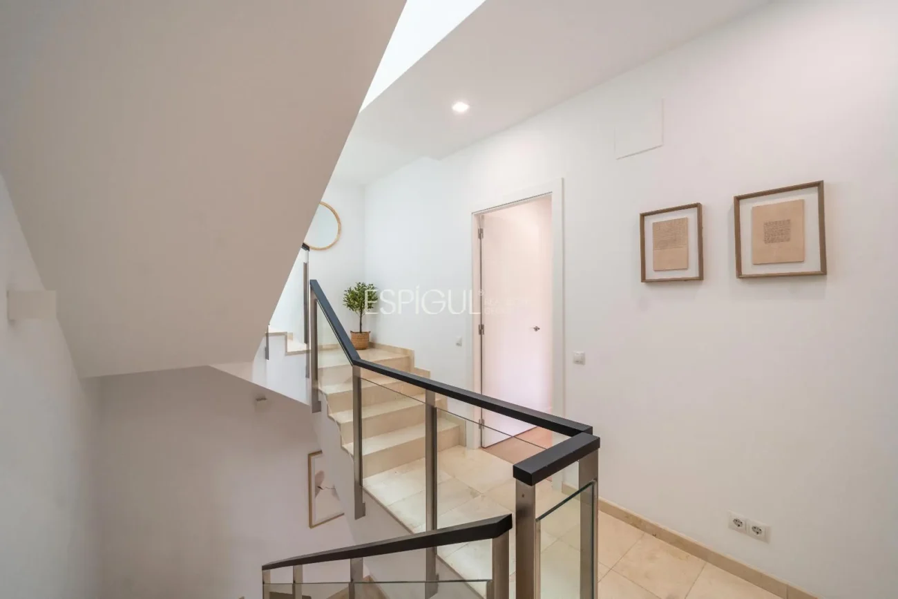 Casa de estilo moderno en Alella con jardín, piscina y vistas a la montaña