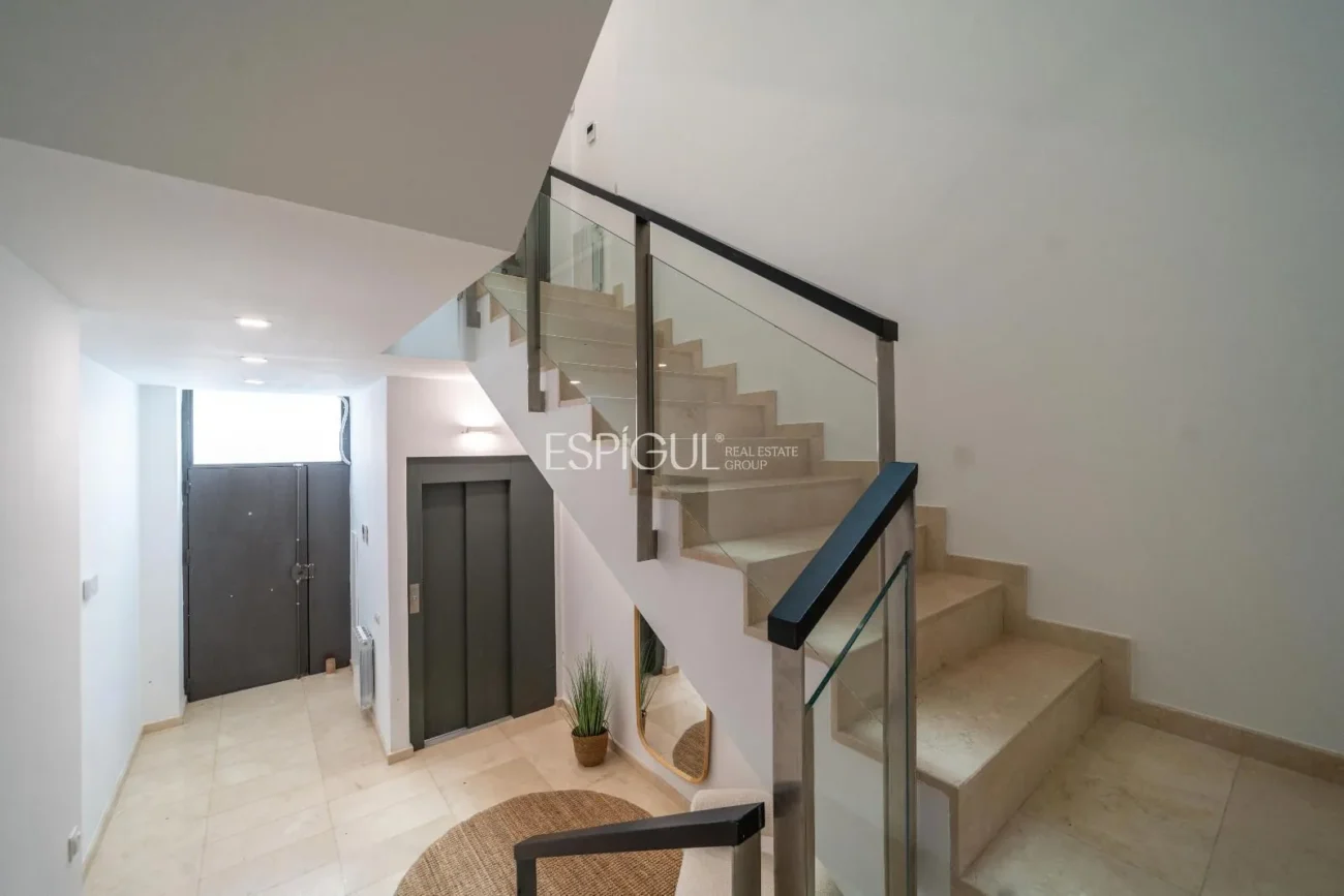Casa de estilo moderno en Alella con jardín, piscina y vistas a la montaña