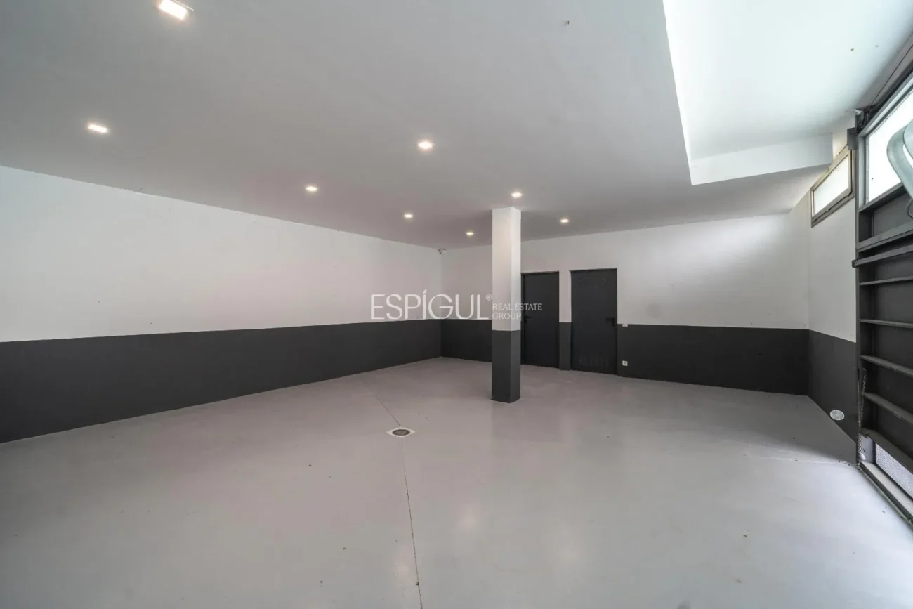 Casa de estilo moderno en Alella con jardín, piscina y vistas a la montaña