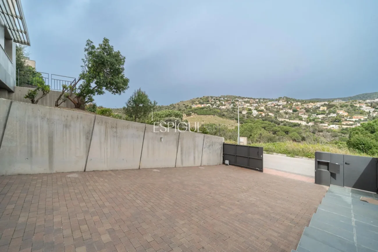 Casa de estilo moderno en Alella con jardín, piscina y vistas a la montaña