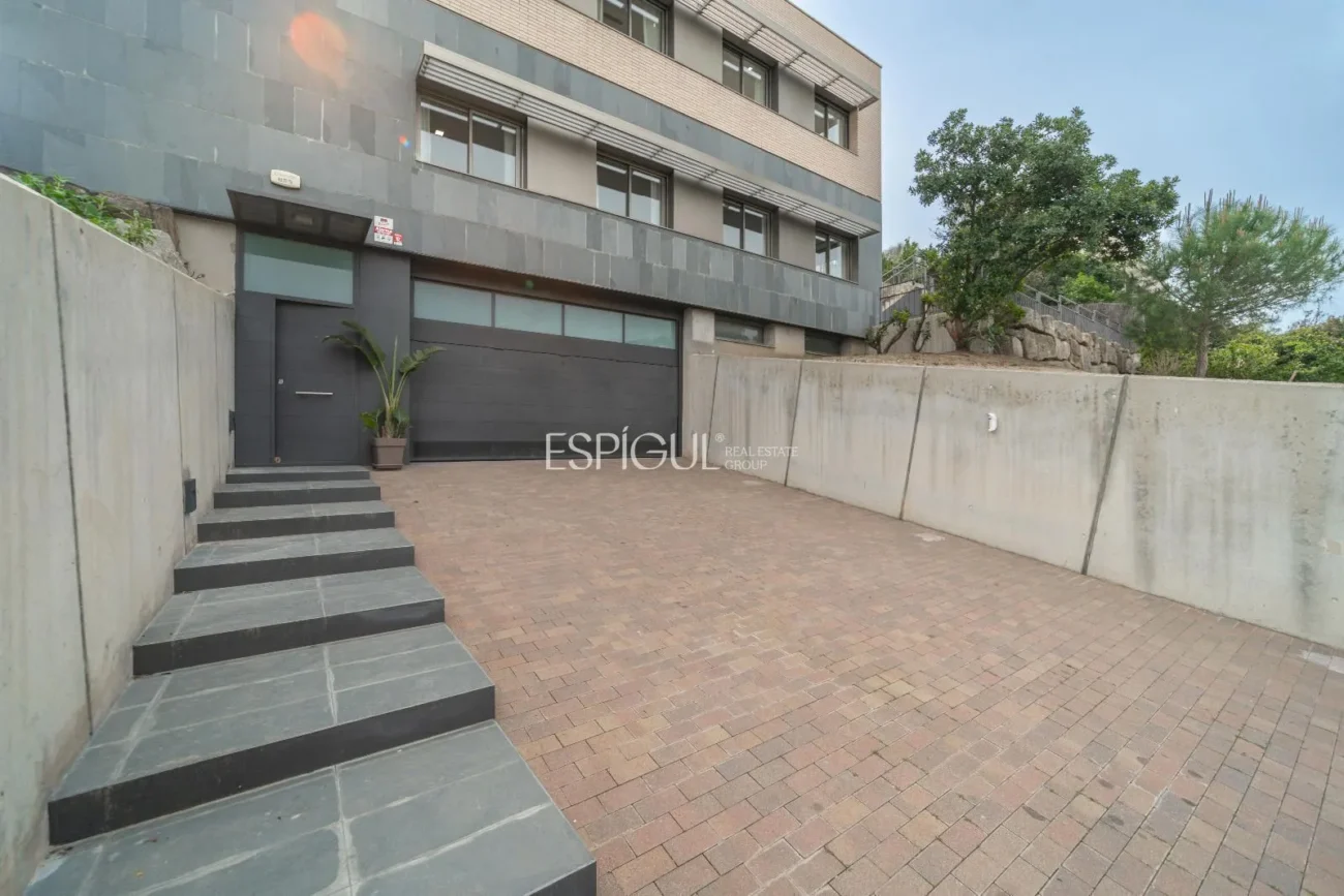 Casa de estilo moderno en Alella con jardín, piscina y vistas a la montaña