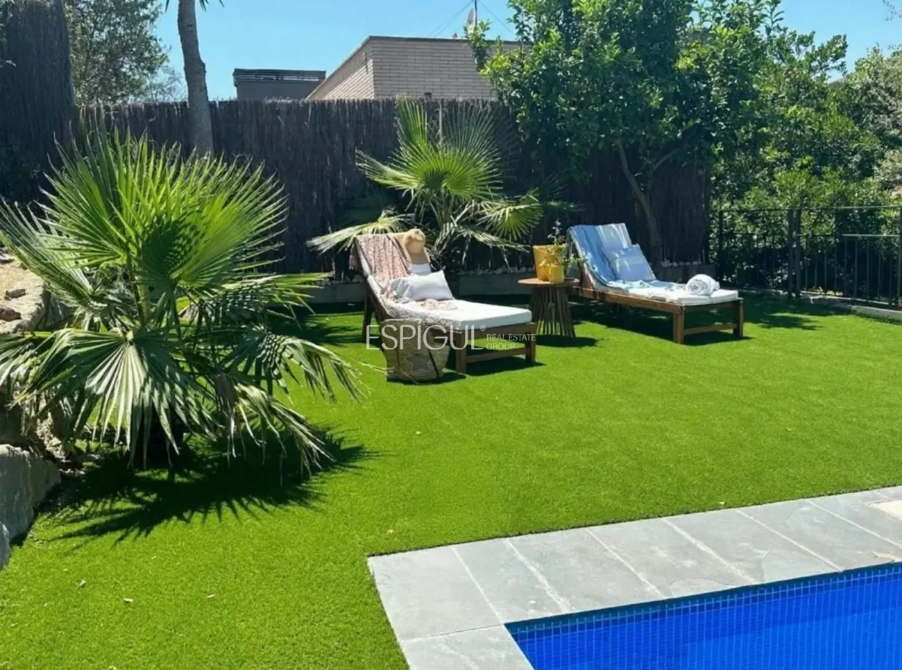 Maison de style moderne à Alella avec jardin, piscine et vue sur la montagne.