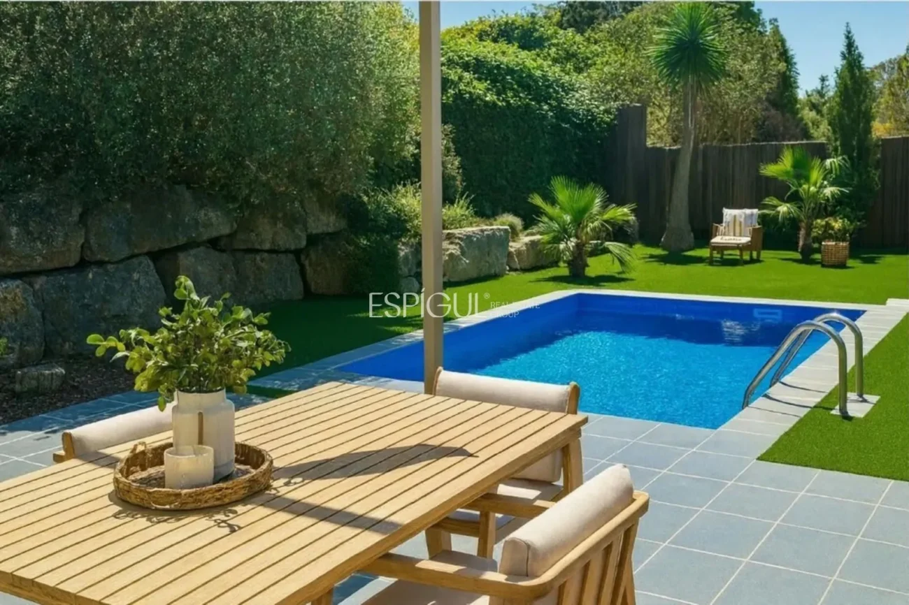 Maison de style moderne à Alella avec jardin, piscine et vue sur la montagne.