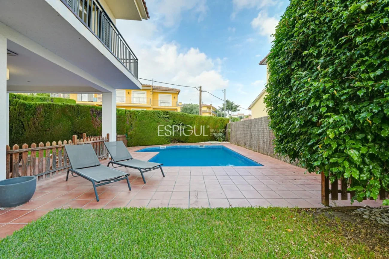 Elegante casa de dos plantas con jardín llano y piscina privada