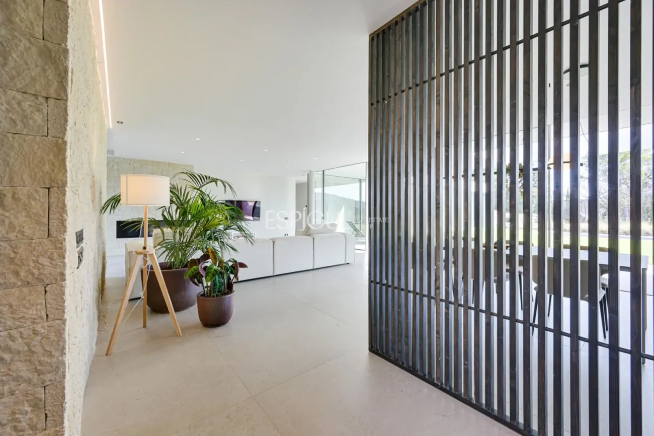 Elegante villa con vistas al campo de golf y a la montaña en una ubicación privilegiada