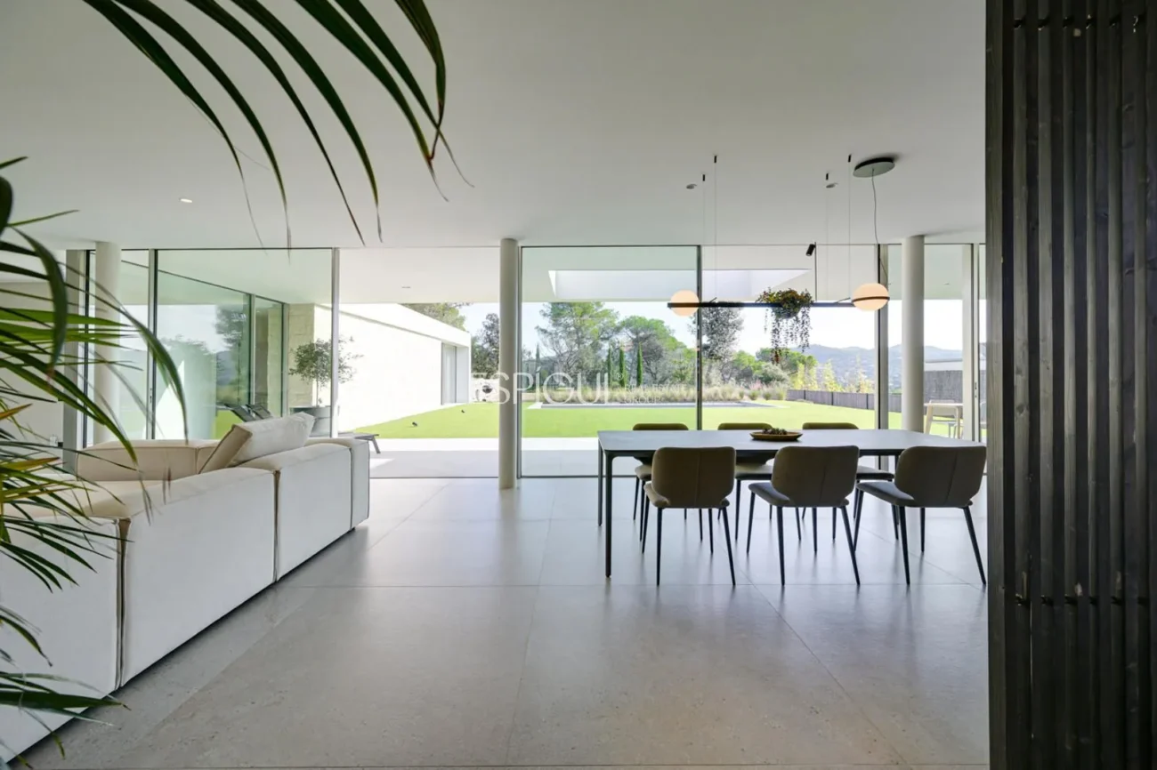 Elegante villa con vistas al campo de golf y a la montaña en una ubicación privilegiada