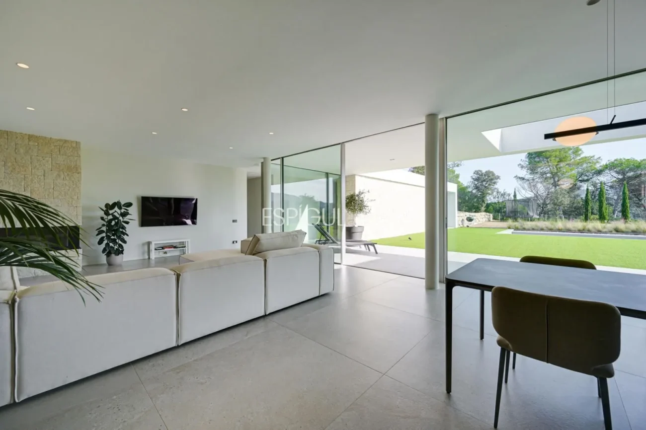 Elegante villa con vistas al campo de golf y a la montaña en una ubicación privilegiada