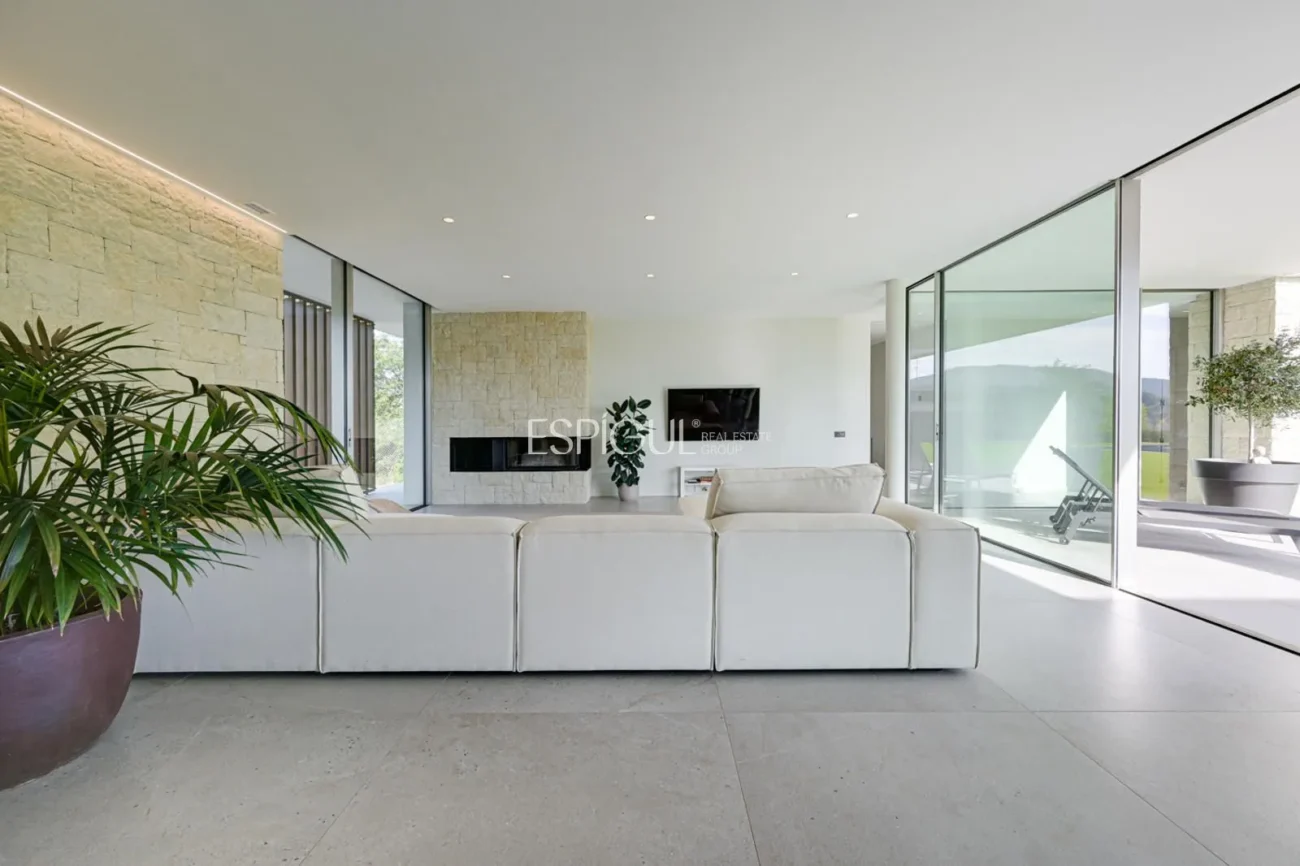 Elegante villa con vistas al campo de golf y a la montaña en una ubicación privilegiada