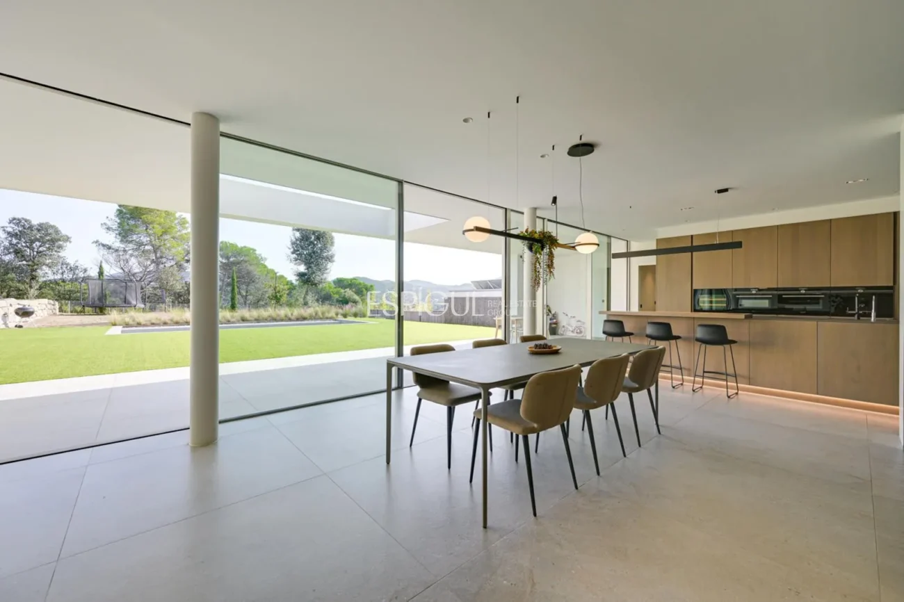 Elegante villa con vistas al campo de golf y a la montaña en una ubicación privilegiada