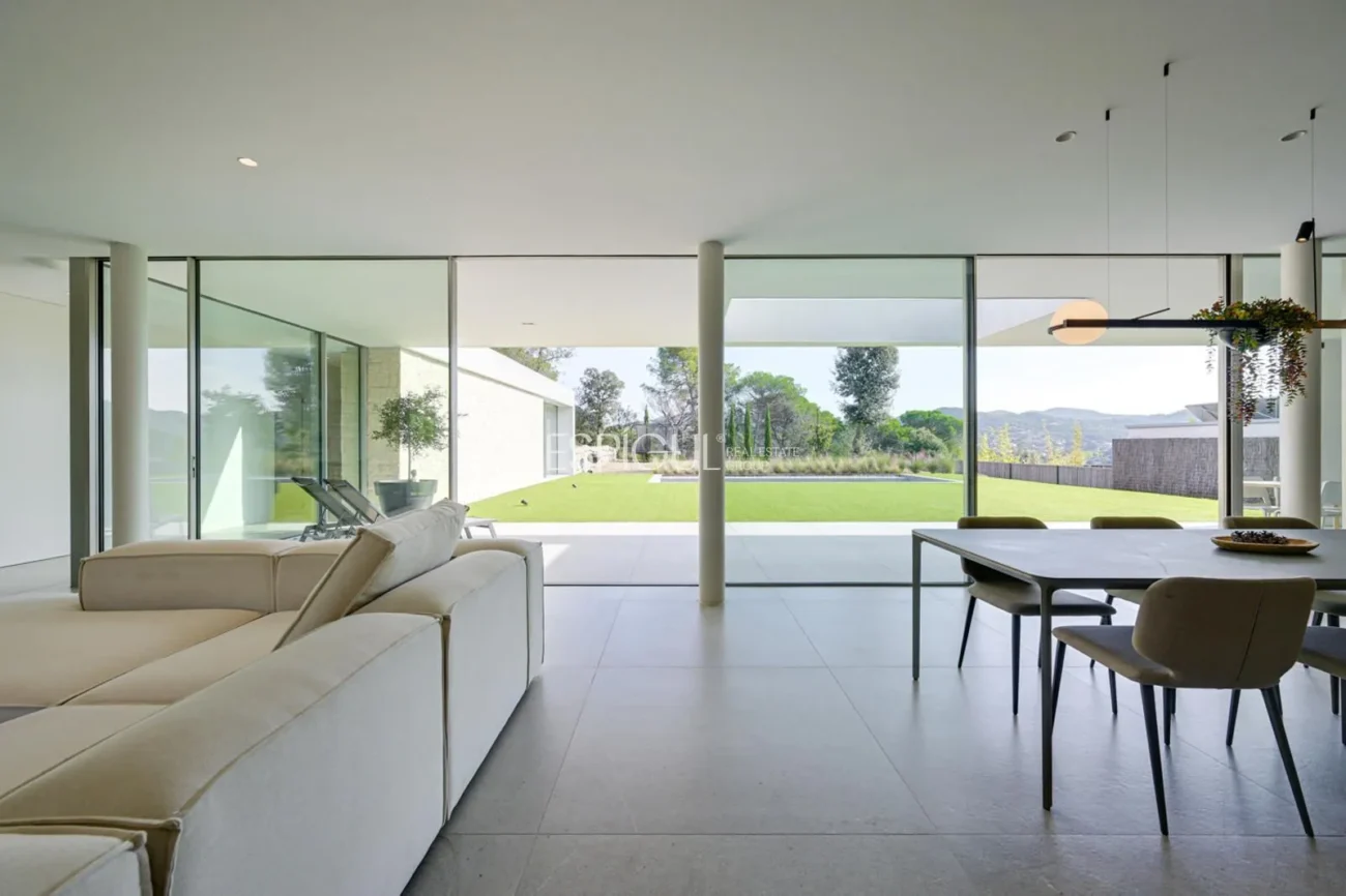 Elegante villa con vistas al campo de golf y a la montaña en una ubicación privilegiada